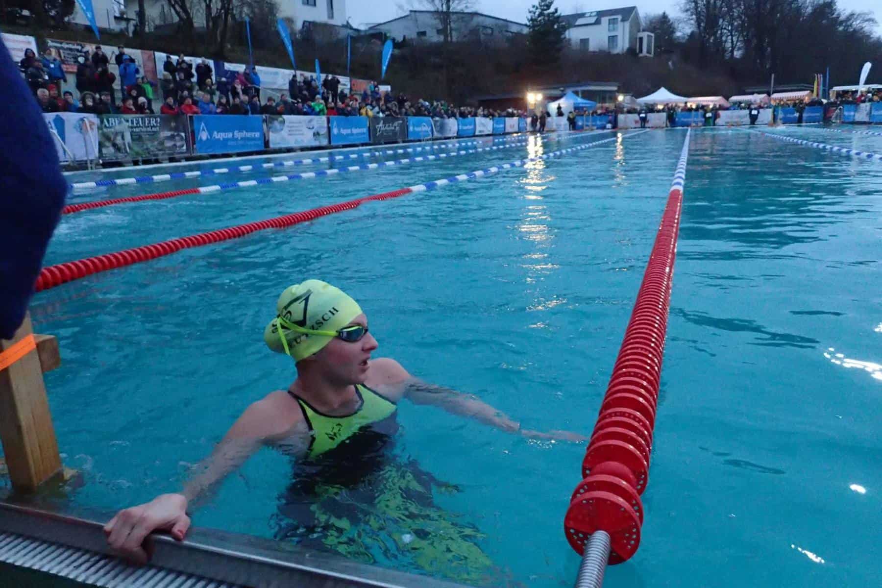 Cool, cooler, Eisschwimmen: In Veitsbronn schwimmen die Athleten bei 2,7 Grad Wassertemperatur.