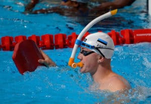 Schneller, schwerer, leichter: Was Schwimm-Tools wirklich bringen