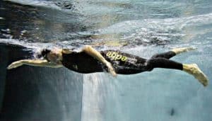 Ärmel abschneiden und schneller schwimmen?