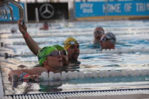 Zwei Schwimmerinnen, zwei Meinungen | Training im Team oder lieber allein?
