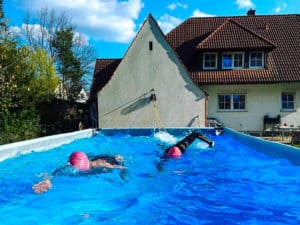Kreative Schwimmer | Training im Gartenteich