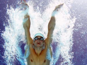 50 Meter in 23 Sekunden | 3 Profis machen vor, wie man richtig Beine schwimmt
