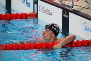 Ryan Lochte taucht erst auf dem Rücken, dann mit Medizinball