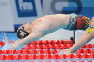 Christian Diener schwimmt zum Rücken-Triple