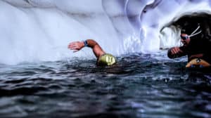 Josef Köberl versucht die Eismeile in Wasser unter dem Gefrierpunkt