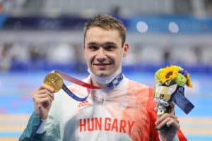 Kristof Milak holt sich die Goldmedaille ab