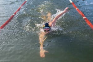 Alisa Fatum wird vierfache Weltmeisterin im Eisschwimmen
