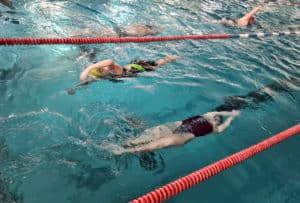8 Wege, um beim Schwimmen zu schummeln
