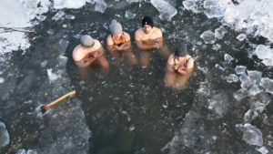 Mit der Axt auf den See | Die Eisbader aus der Elbmarsch