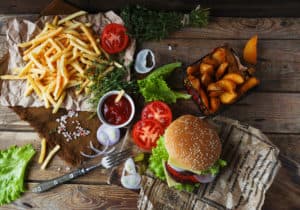 Ernährung im Trainingsalltag: Freie Fahrt für Fast Food?