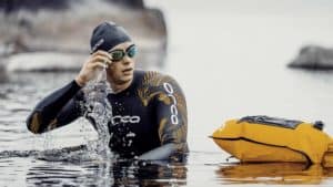 Von Kopf bis Fuß | Das richtige Equipment für sicheres Freiwasserschwimmen
