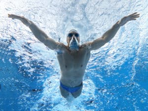 Darum ist Schwimmen der perfekte Sport im Winter