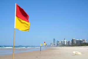 Gelb, rot und rot-gelb | Das bedeuten die Flaggen am Strand