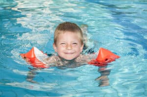 Orangene Retter | Die Geschichte der Schwimmflügel