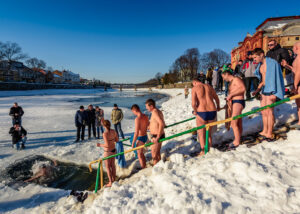 Gute Laune, weniger Stress | So gesund ist das Bad im Eiswasser