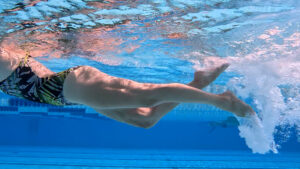 Warum der Beinschlag beim Kraulschwimmen wichtig ist