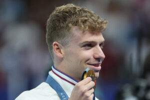 Publikumsliebling Léon Marchand holt erstes Gold – drei sollen noch folgen