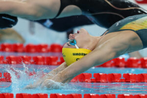 200 Meter Rücken | Kaylee McKeown schwimmt auf der letzten Bahn zu Gold