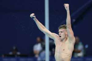 Léon Marchand, der Schwimmstar, den sogar die Leichtathleten feiern