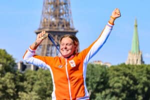 Nach zwei Stunden in der Seine | Sharon van Rouwendaal schwimmt auf drittes Olympiapodium