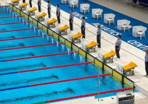 Schwimmerinnen krachen wegen eines Fehlers in die Wand | Schiedsrichter entschuldigt sich