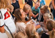 Extremsportlerin Nathalie Pohl ermutigt Kinder mit neuem Schwimmbuch