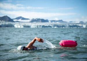Weltrekord im Polarmeer | Tina Deeken schwimmt 500 Meter durch arktisches Eiswasser